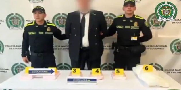 Sahte Pilot Üniforması İle U.uşturucu Taşırken Yakalandı